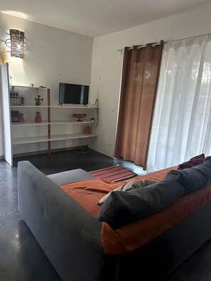 Una televisión, una mesa de tenis de mesa