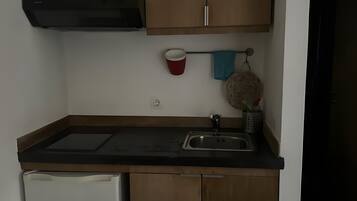 Kühlschrank, Mikrowelle, Herdplatte, Wasserkocher mit Kaffee-/Teezubehör