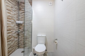 Een douche, een haardroger, handdoeken