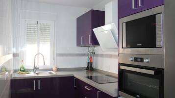 Een koelkast, een magnetron, een oven, een kookplaat