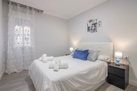 2 bedrooms, iron/ironing board, WiFi, bed sheets. Grey House Apartment