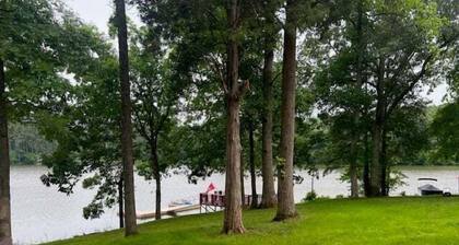Cottage on Cypress Bay Near Paris Landing State Park
