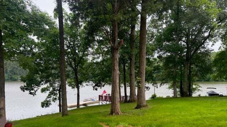 Cottage on Cypress Bay Near Paris Landing State Park