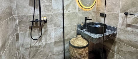Douche, séchoir à cheveux, serviettes fournies, savon