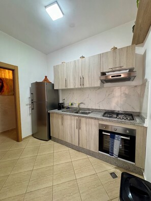 Réfrigérateur, plaque de cuisson, cafetière/bouilloire