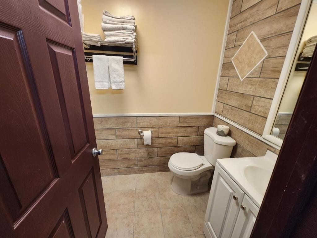 办公桌、免费 WiFi