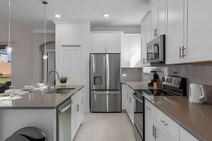 Kjøleskap, mikrobølgeovn, ovn og oppvaskmaskin