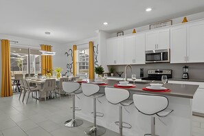 Een koelkast, een magnetron, een oven, een vaatwasser