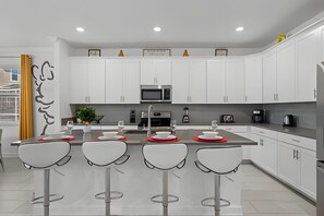 Jääkaappi, mikroaaltouuni, uuni, astianpesukone