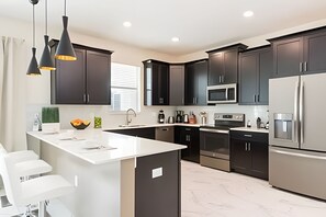 Kjøleskap, mikrobølgeovn, ovn og oppvaskmaskin