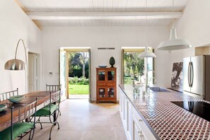 Microondas, lavavajillas y máquina de hielo 