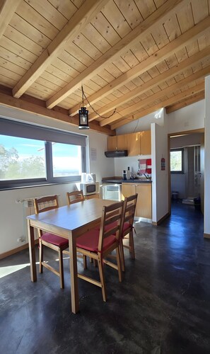 Dining - Pedras Altas Apartment with Shared Pool (Castelo de Vide)