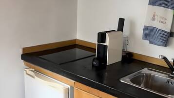 Kühlschrank, Mikrowelle, Herdplatte, Wasserkocher mit Kaffee-/Teezubehör