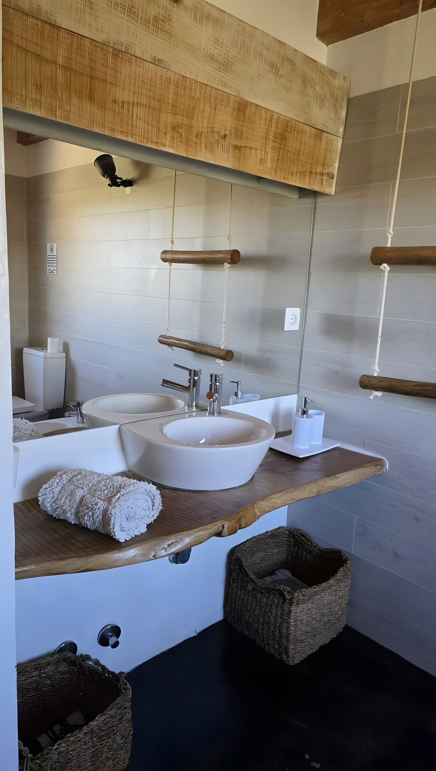 Ducha, secador de pelo y toallas