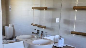 Ducha, secador de pelo y toallas