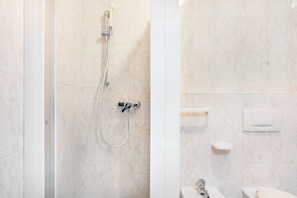Shower, hair dryer, towels - Apartment 'Edera 1' with Mountain View, Shared Garden and Wi-Fi (Dalsass)