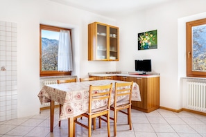 Dining - Apartment 'Edera 1' with Mountain View, Shared Garden and Wi-Fi (Dalsass)