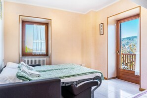 Room - Apartment 'L'Edera 2' with Mountain View, Shared Garden and Wi-Fi (Dalsass)