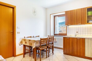 Dining - Apartment 'L'Edera 2' with Mountain View, Shared Garden and Wi-Fi (Dalsass)