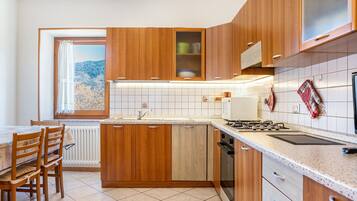 Frigorifero, microonde, forno, piano cottura