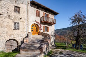 Exterior - Apartment 'L'Edera 2' with Mountain View, Shared Garden and Wi-Fi (Dalsass)