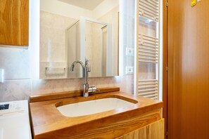 Bathroom - Apartment 'L'Edera 2' with Mountain View, Shared Garden and Wi-Fi (Dalsass)