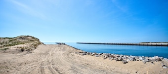 Drift Away Cottage - Private Beach Access - Tennis - Near Lake MI