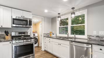 Réfrigérateur, micro-ondes, four, lave-vaisselle