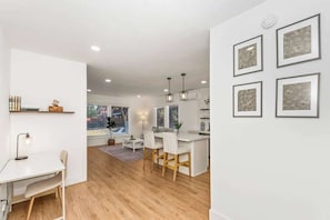 Dining - Modern EaDo Apartment Near Downtown (Houston)