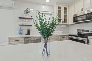 Coffee/tea maker, fridge, microwave, oven - Modern EaDo Apartment Near Downtown (Houston)