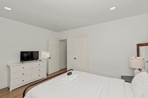 1 bedroom, iron/ironing board, WiFi, bed sheets - Modern EaDo Apartment Near Downtown (Houston)