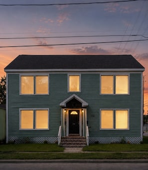 Exterior - Modern EaDo Apartment Near Downtown (Houston)