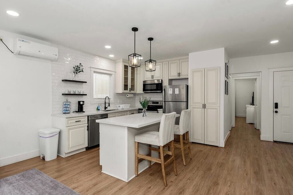 Coffee/tea maker, fridge, microwave, oven