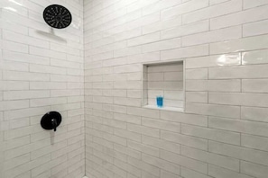 Shower, hair dryer, shampoo - Modern EaDo Apartment Near Downtown (Houston)