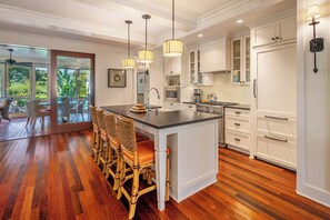 Jääkaappi, mikroaaltouuni, uuni, astianpesukone