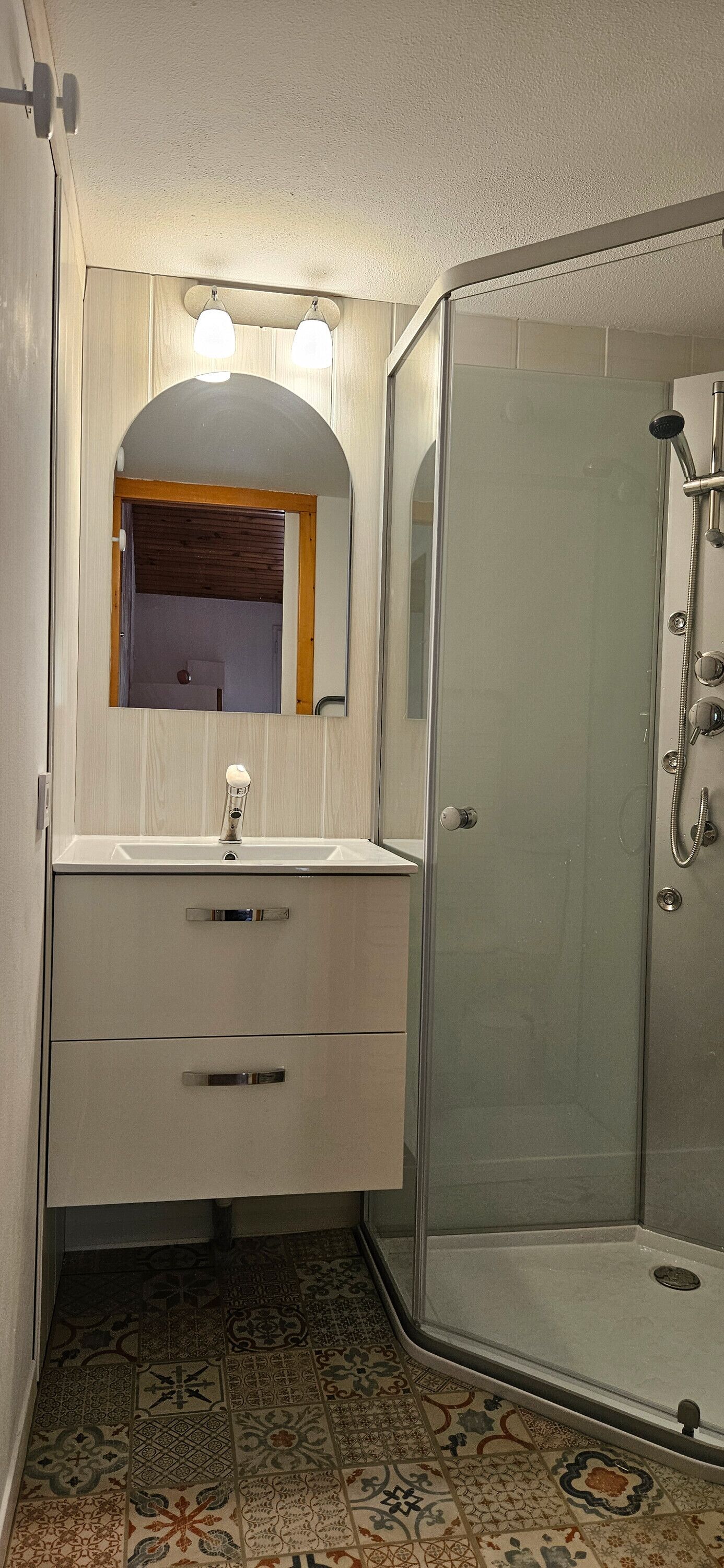 Douche, sèche-cheveux, serviettes fournies