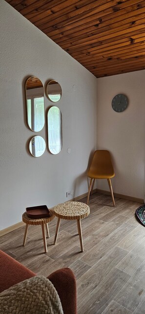 Interior - Holiday Home "Le Hameau De La Courbière" with Mountain View, Wi-Fi and Air Conditioning (Tarascon sur Ariège)