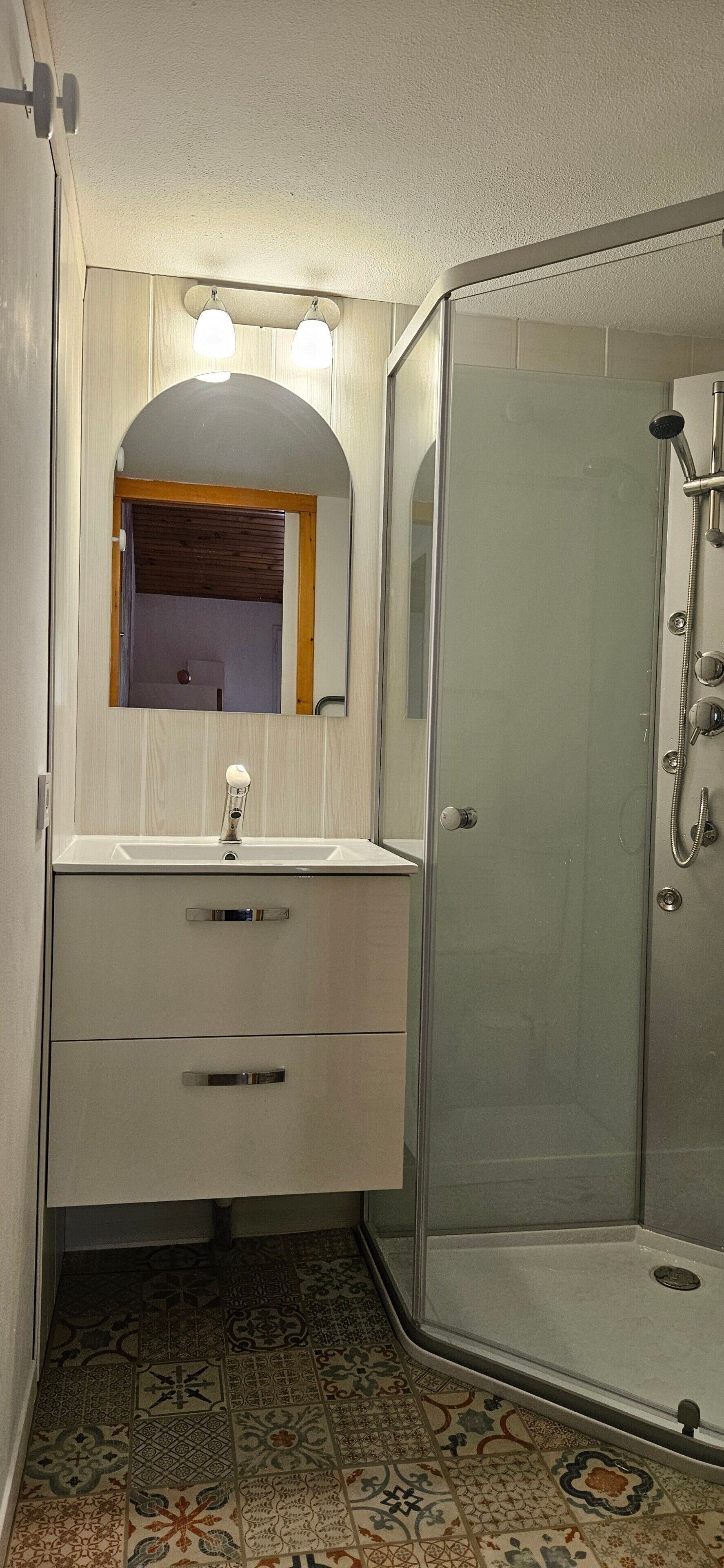 Dusch, gratis toalettartiklar, hårtork och handdukar