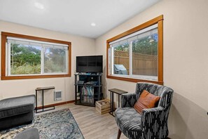 TV - Dory Fleet Beach House - Sea Gypsy - Getaway for 6 (Cloverdale)