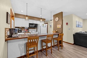 Fridge, microwave, oven, stovetop - Dory Fleet Beach House - Sea Gypsy - Getaway for 6 (Cloverdale)