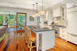 Jääkaappi, mikroaaltouuni, uuni, astianpesukone