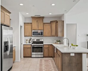 Microondas, horno, parrilla de estufa y lavavajillas