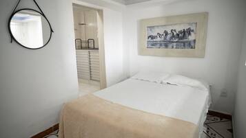 Een strijkplank/strijkijzer, gratis wifi, beddengoed