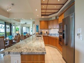 Réfrigérateur, four à micro-ondes, un four, surface de cuisson