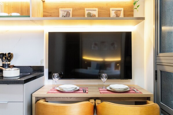 إستديو | مكواة/لوح كي وواي فاي مجانًا