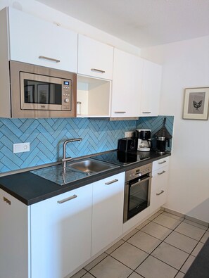 Refrigerador, microondas, horno y parrilla de estufa 