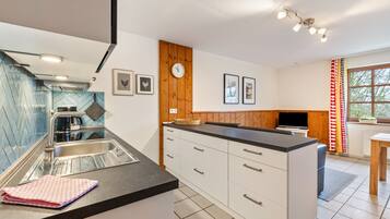 Frigorifero, microonde, forno, piano cottura