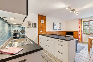 Geladeira, micro-ondas, fogão, cooktop