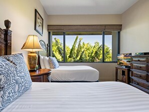 Desk, iron/ironing board, WiFi, bed sheets