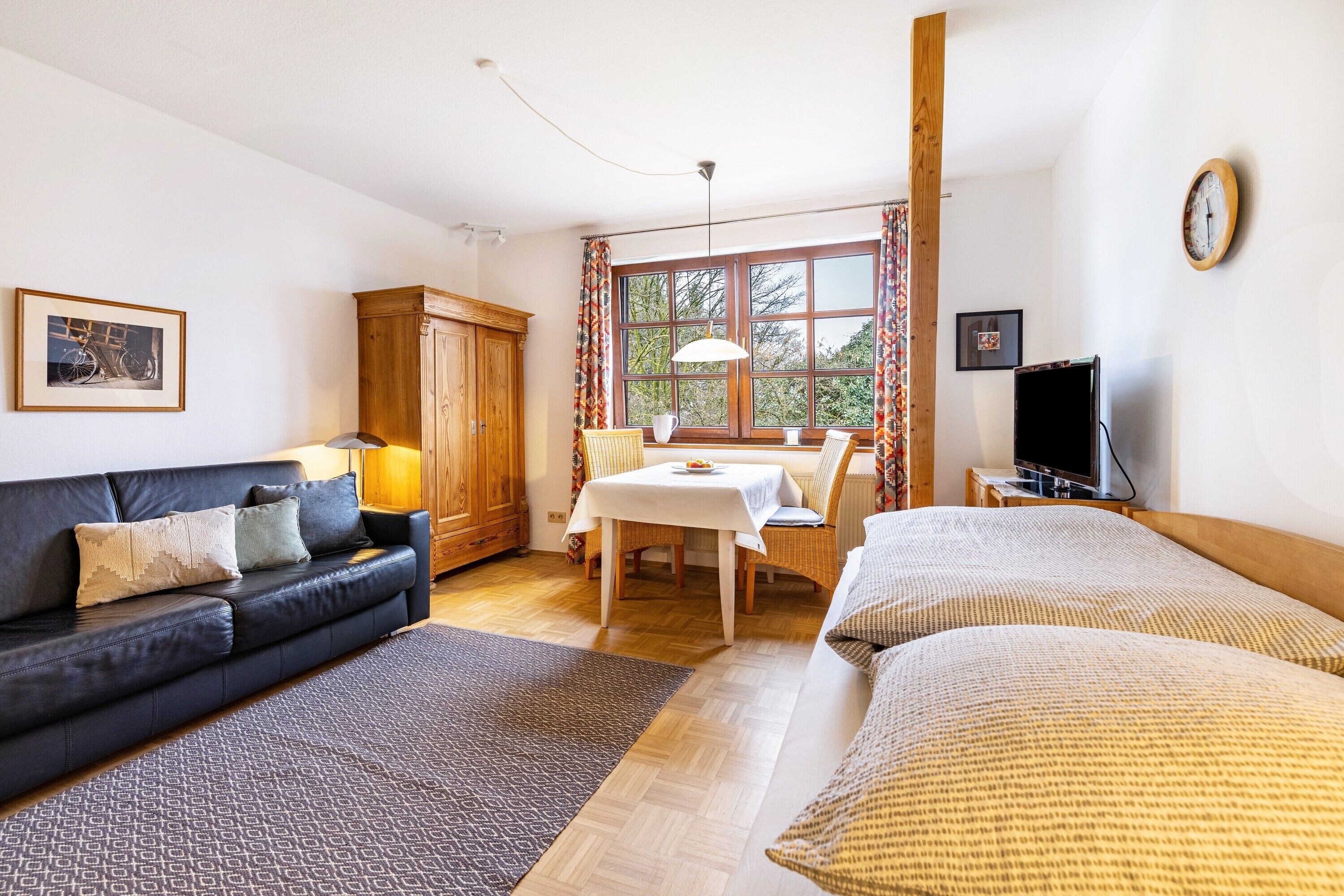 TV, mesa de pingue-pongue, aparelho de som